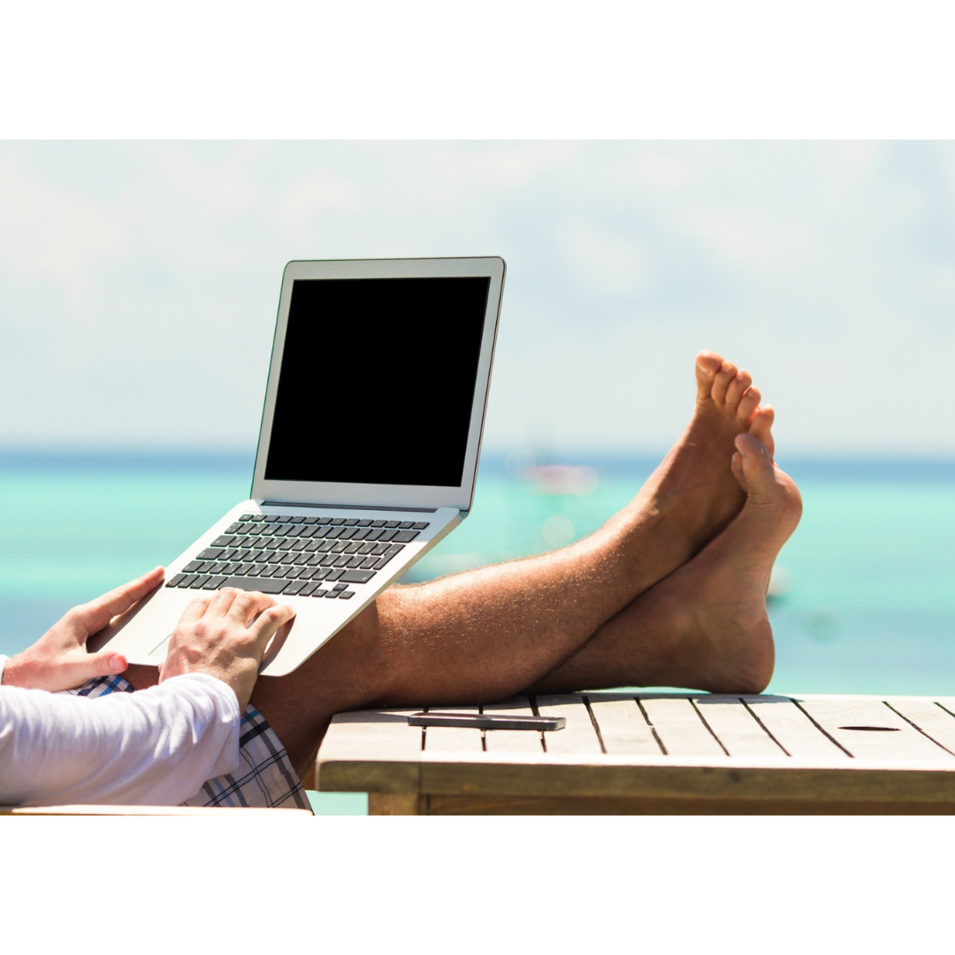 Человек с ноутбуком на море. Человек отдыхает. Девушка с ноутбуком на море. Ноутбук руки.