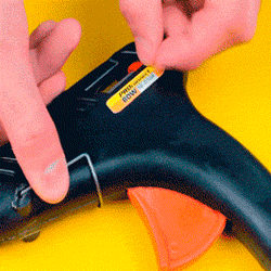 
WD-40 — это идеальная смазка, и знаете ли вы, что она может ослабить удерживающую силу клея, например на стикерах? Все, что вам нужно сделать, это просто нанести на наклейку немного смазки. После нанесения оставьте на несколько минут, а затем вытрите чистой тряпкой остатки.