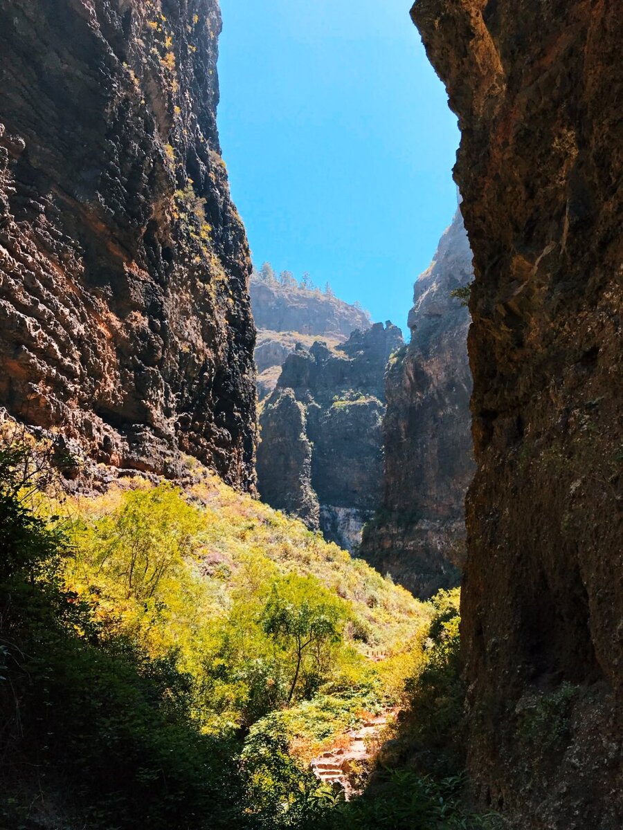 Позже все тучи ушли и нам повезло с погодой при спуске
