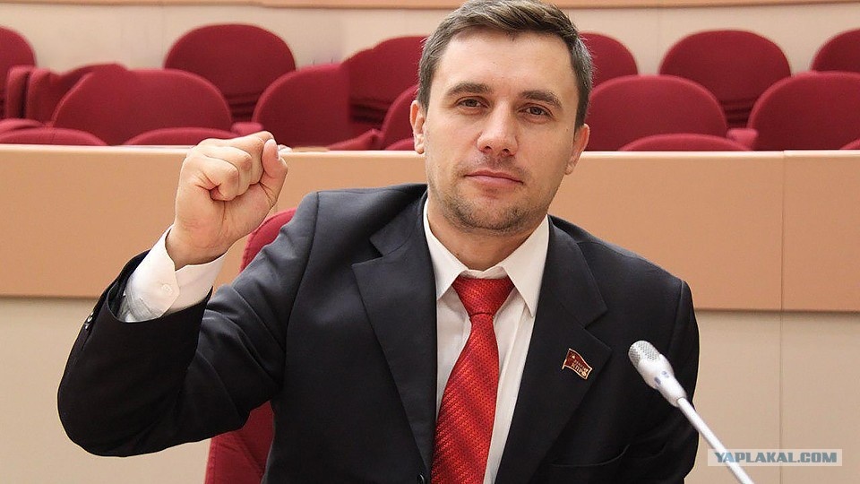 Николай Николаевич Бондаренко — политический и общественный деятель, депутат Саратовской областной думы от КПРФ, бизнесмен. Молодой коммунист получил широкую известность в 2018 году, критикуя власть за пенсионную реформу, а также после эксперимента, в рамках которого Бондаренко питался на прожиточный минимум — 3,5 тысячи рублей в месяц. Взято из открытых источников.