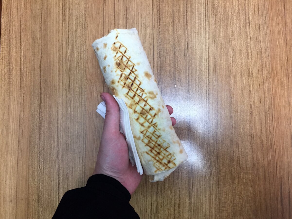 Шаурма в руке.
