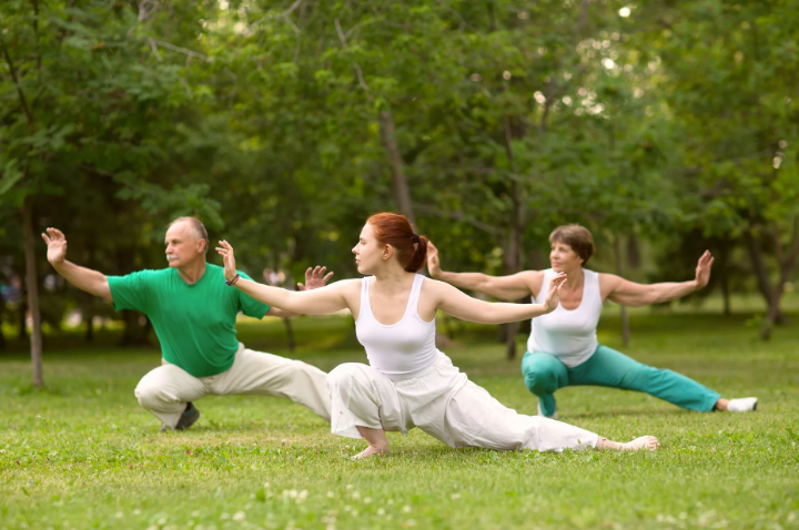 Систематические упражнения улучшают дыхательную систему, укрепляют сердечную мышцу и внутренние органы, регулируют нервную систему, улучшают настроение, придают сил и чувство радости.    Фотография взята из источника ru.thehealthypost.com