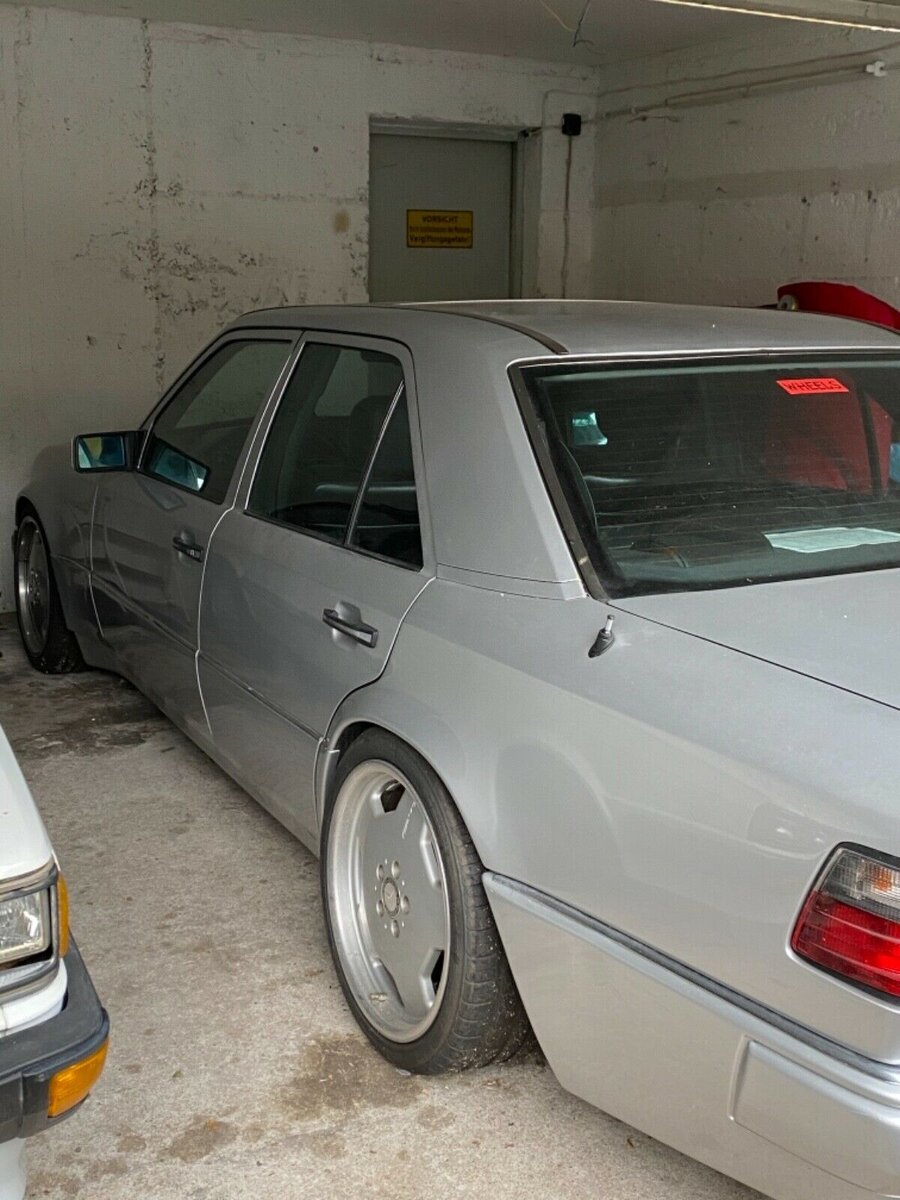 Мерседес из гаража на простое. 