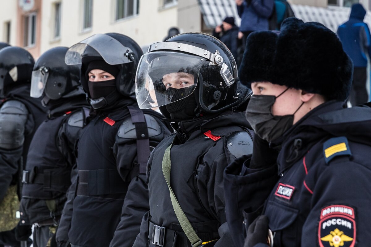 Розыгрыш с омоном. Люди разговаривают с ОМОНОМ. Митинг в Ульяновске с красными флагами полиция фото.