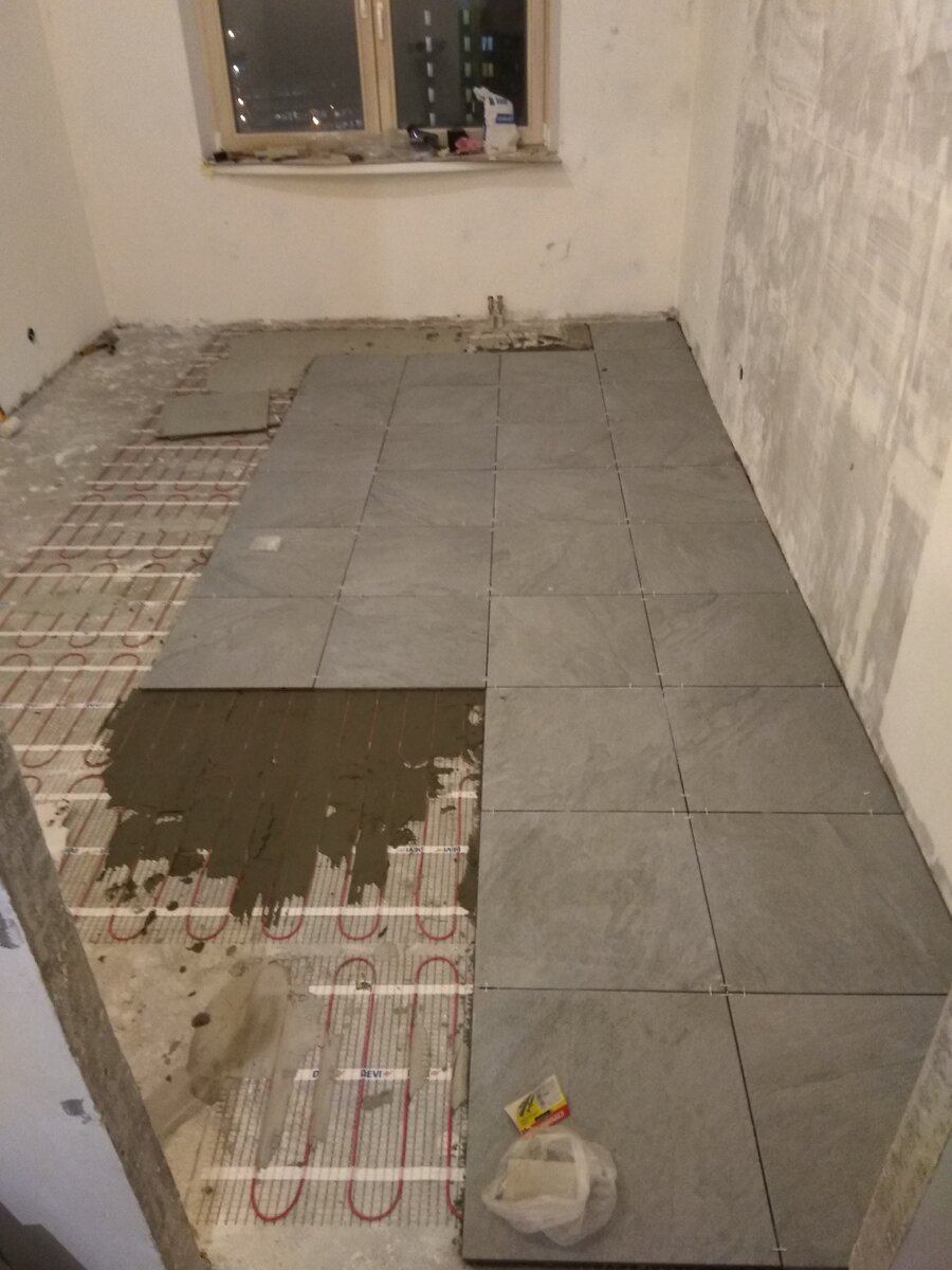 Процесс укладки плитки