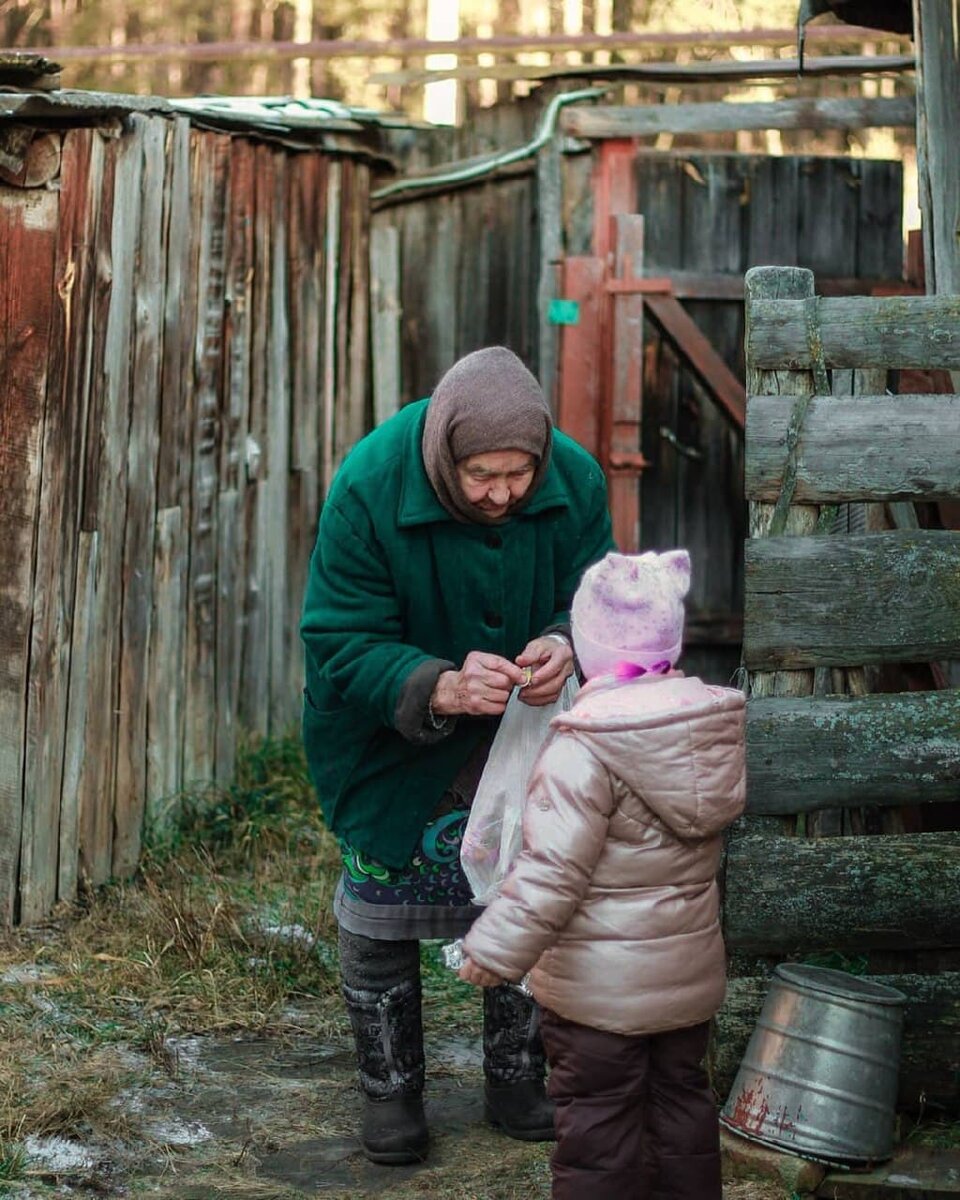 Прабабушка пихает сладости