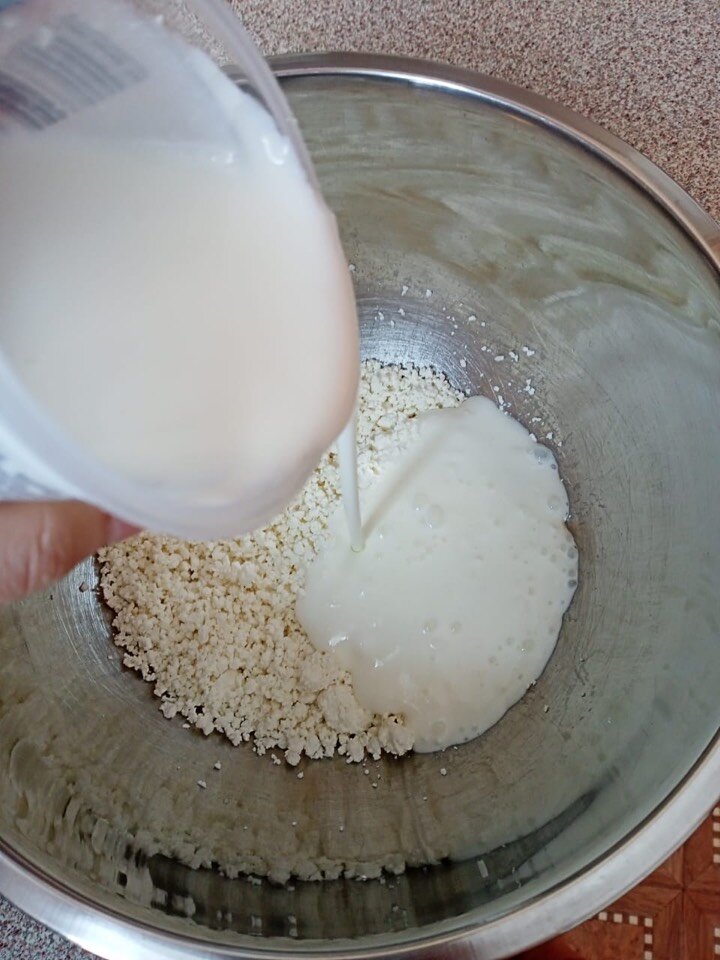 Замешиваем мягкое тесто.