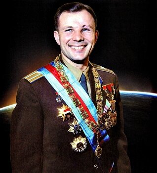 Юрий Гагарин - Лётчик-космонавт СССР, Герой Советского Союза, кавалер высших знаков отличия ряда государств, почётный гражданин многих российских и зарубежных городов. Полковник ВВС СССР, военный лётчик 1-го класса, заслуженный мастер спорта СССР, член ЦК ВЛКСМ, депутат Верховного Совета СССР 7-го и 8-го созывов.(WiKi)