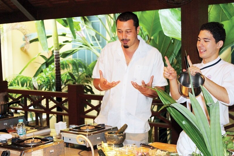 Именно Ким Степпе сделал из ресторана визитную карточку Пхукета. Это фото из интернета, мы с ним лично не встречались пока. :) Все остальные фото наши!