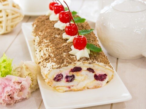 Меренговый рулет с вишней