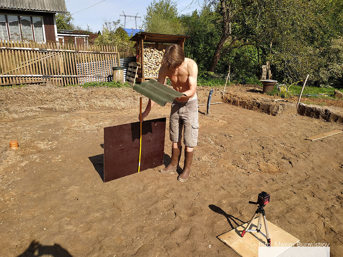 Очки с красными линзами мало помогали увидеть отметку луча на линейке, поэтому пришлось городить огороды.