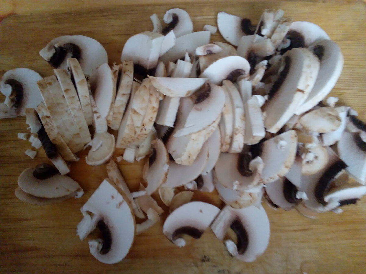 Порезали шампиньоны.