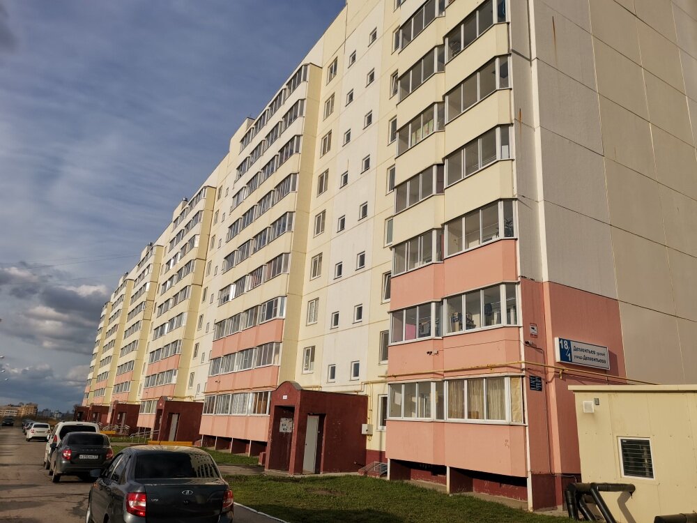 Вот в таком доме купил квартиру мой брат. На первом этаже.  Так как эти квартире были самыми дешевыми.