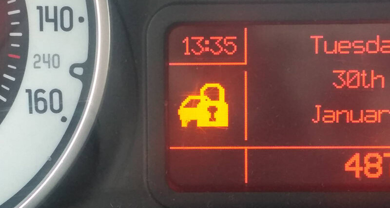  О проблеме с устройством известит горящая лапочка на панели