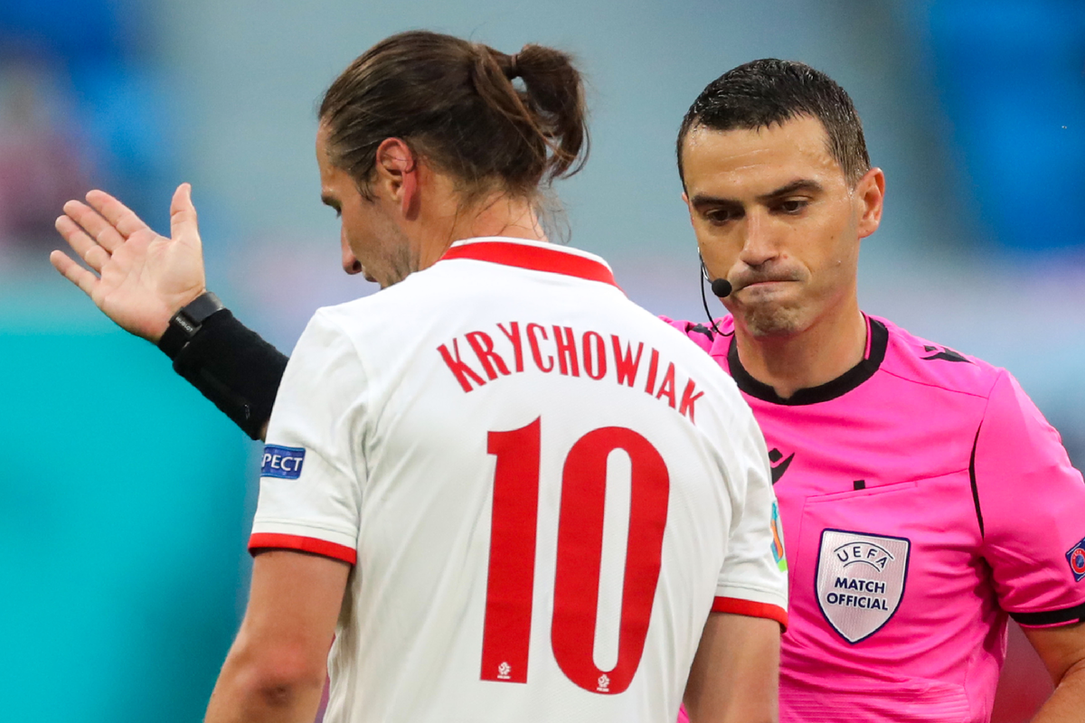 Хацеган удаляет Крыховяка за второе предупреждение в матче