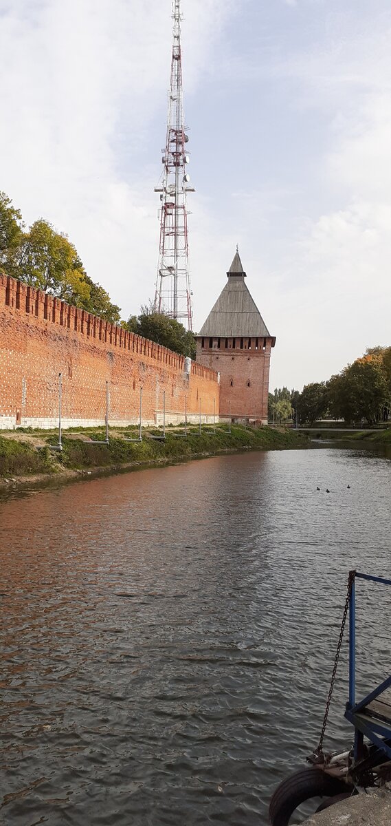 Стены древнего Смоленского кремля. Построены Федором Конем. Известный русский архитектор.  Остальные просто не известны.