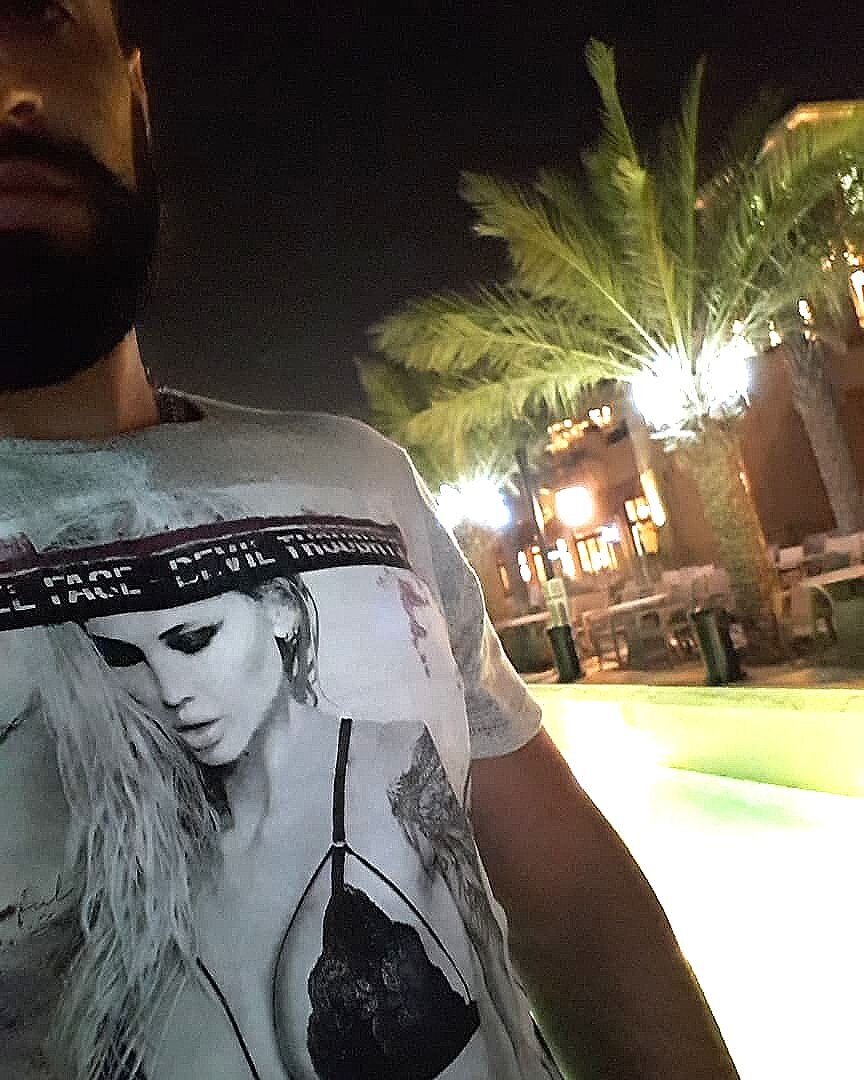 На фото я на ночной прогулке по пляжу и территории отеля "Rixos Bab Al Bahr".