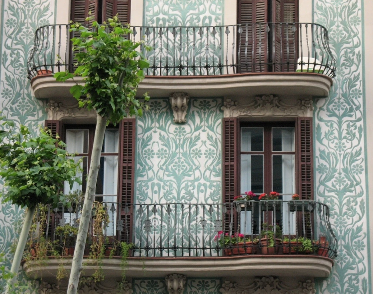 Балконы на домах в париже