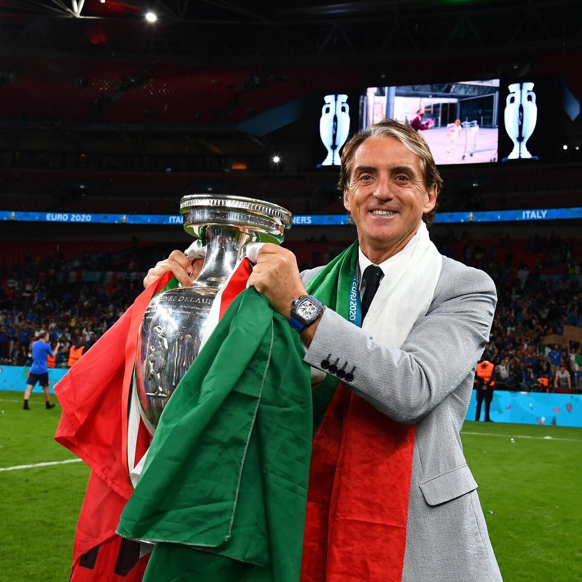 Роберто Манчини с главным трофеем в своей жизни. Фото FIGC