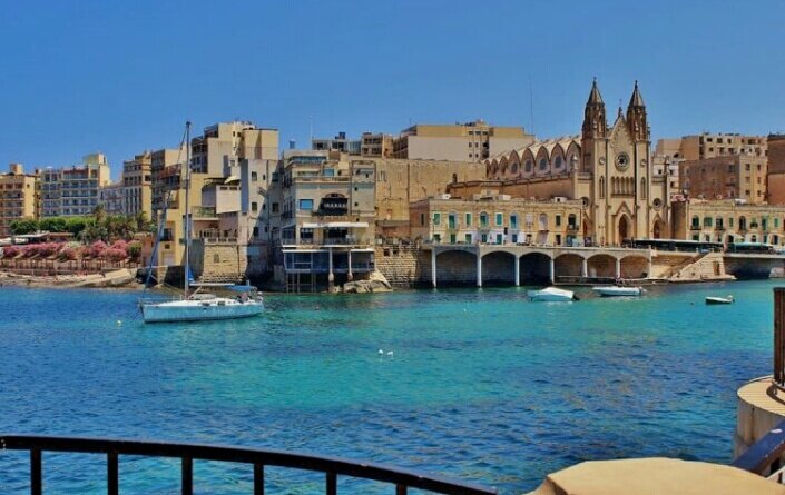 Цены строятся на комфортном посещении города и не включают в себя ночные клубы, попойки в барах, сувениры, одежду и любые импульсивные траты.