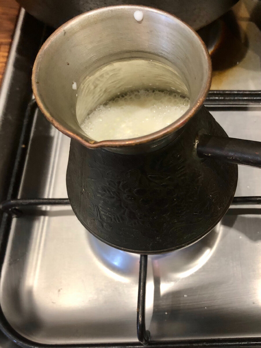 Да, да, да, я грею молоко в турке, но так реально проще и быстре😂 
Не забываем листать галерею, там ещё шаги —> 