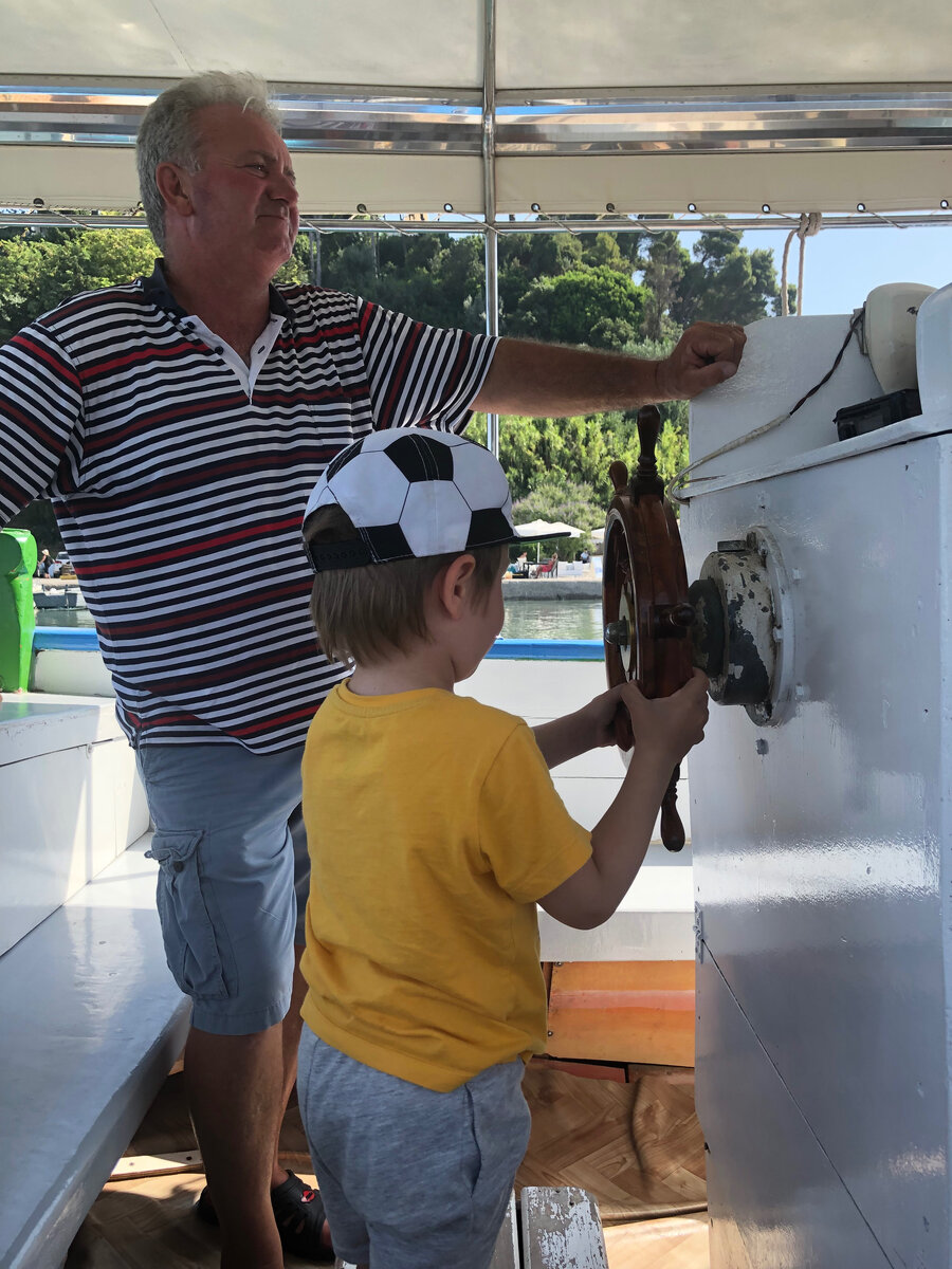 Ваня пытается рулить