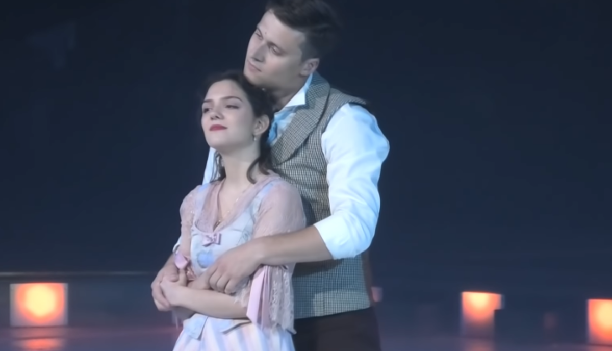 Евгения Медведева и Александр Энберт в ледовом шоу Ильи Авербуха "Анна Каренина". Источник фото: YouTube канал Фигурка.