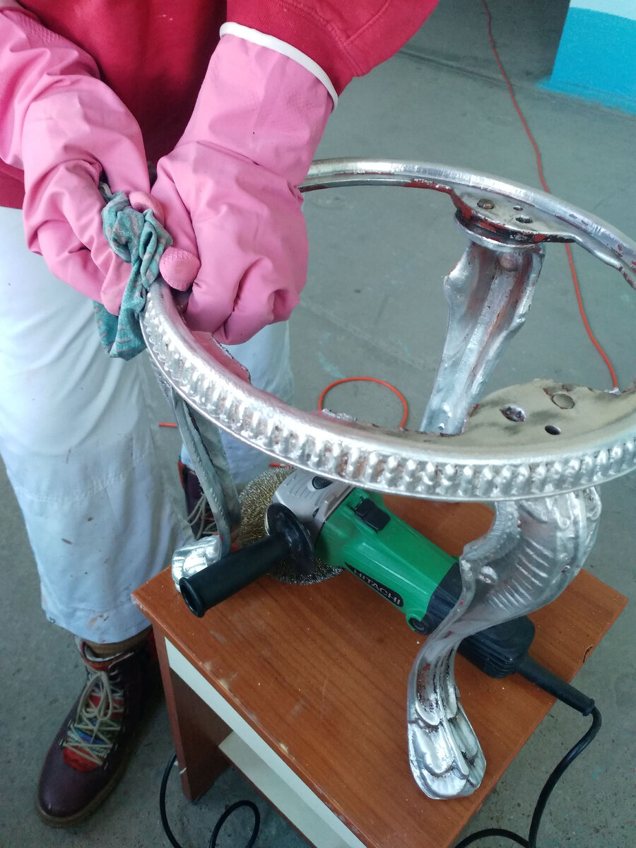 Старая родная краска практически не снималась, пришлось купить сильное средство для снятия краски. После того как покрыли основу средством, с помощью болгарки и железной щётки удалось снять краску.