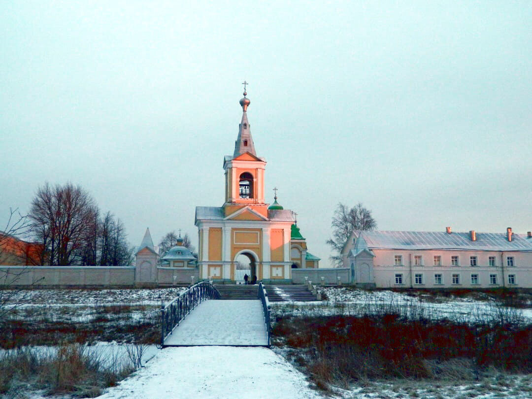 Центральный вход в монастырь. Архив