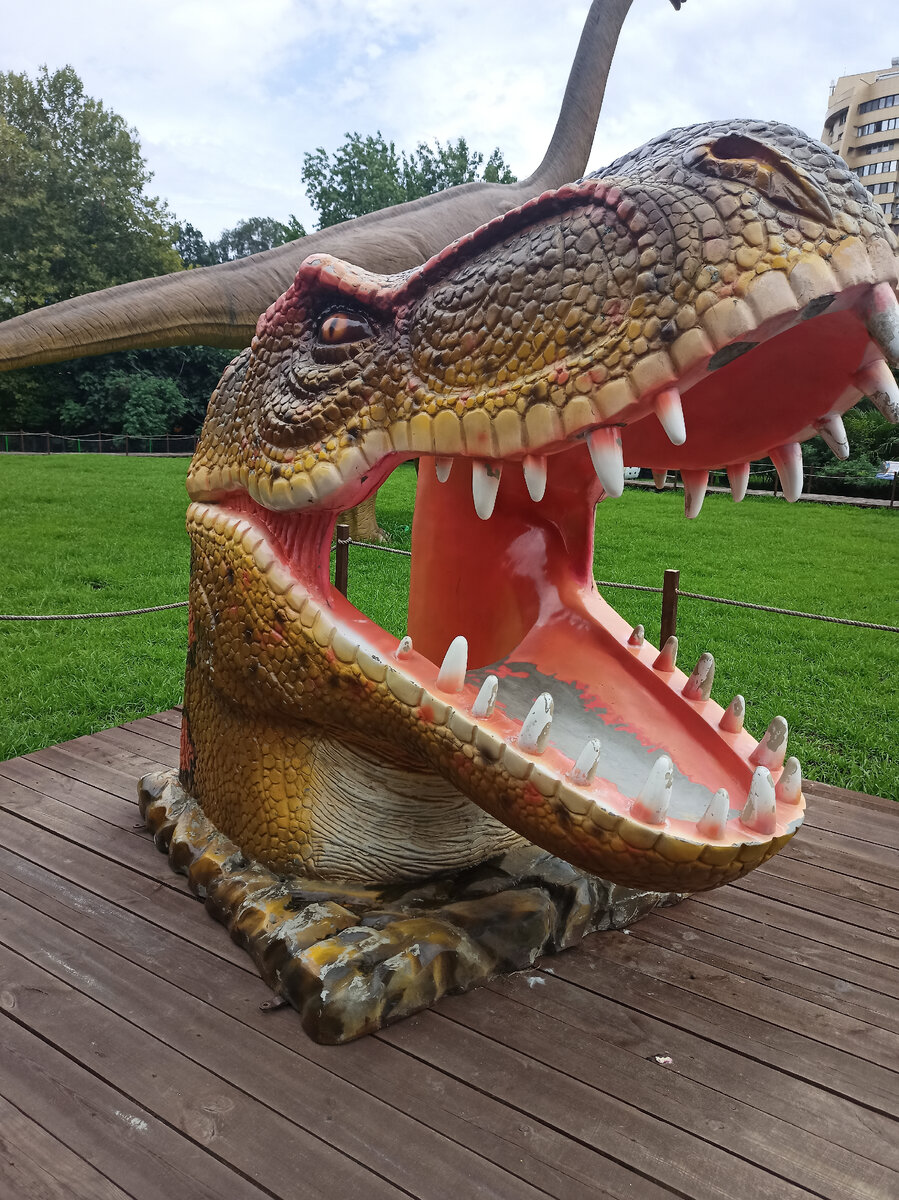 Голова динозавра в парке Затерянный мир