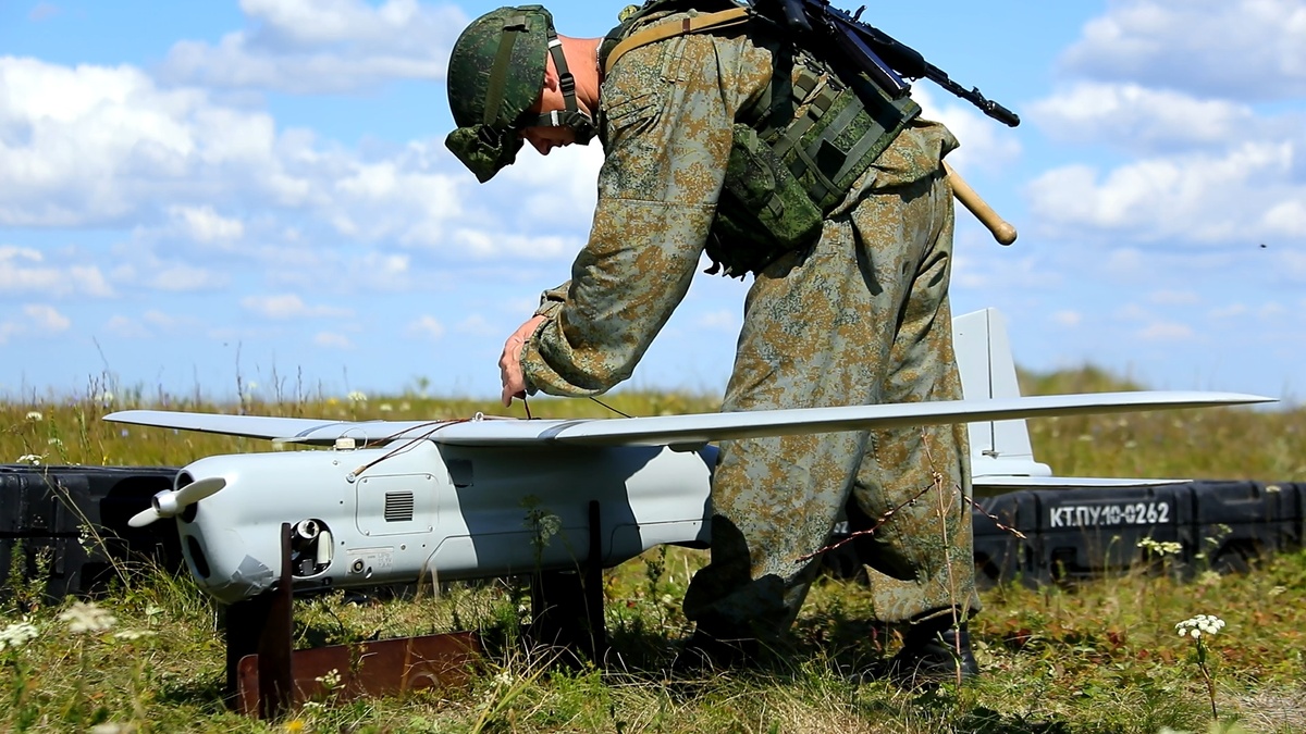 Подготовка БЛА "Орлан-10" (Фото ДИМК МО РФ)