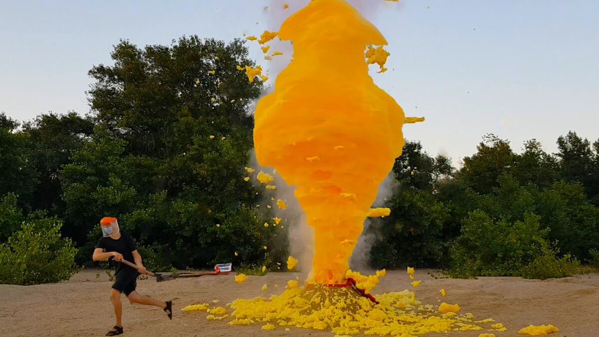 Большое извержение в небо из кока-колы и ментоса