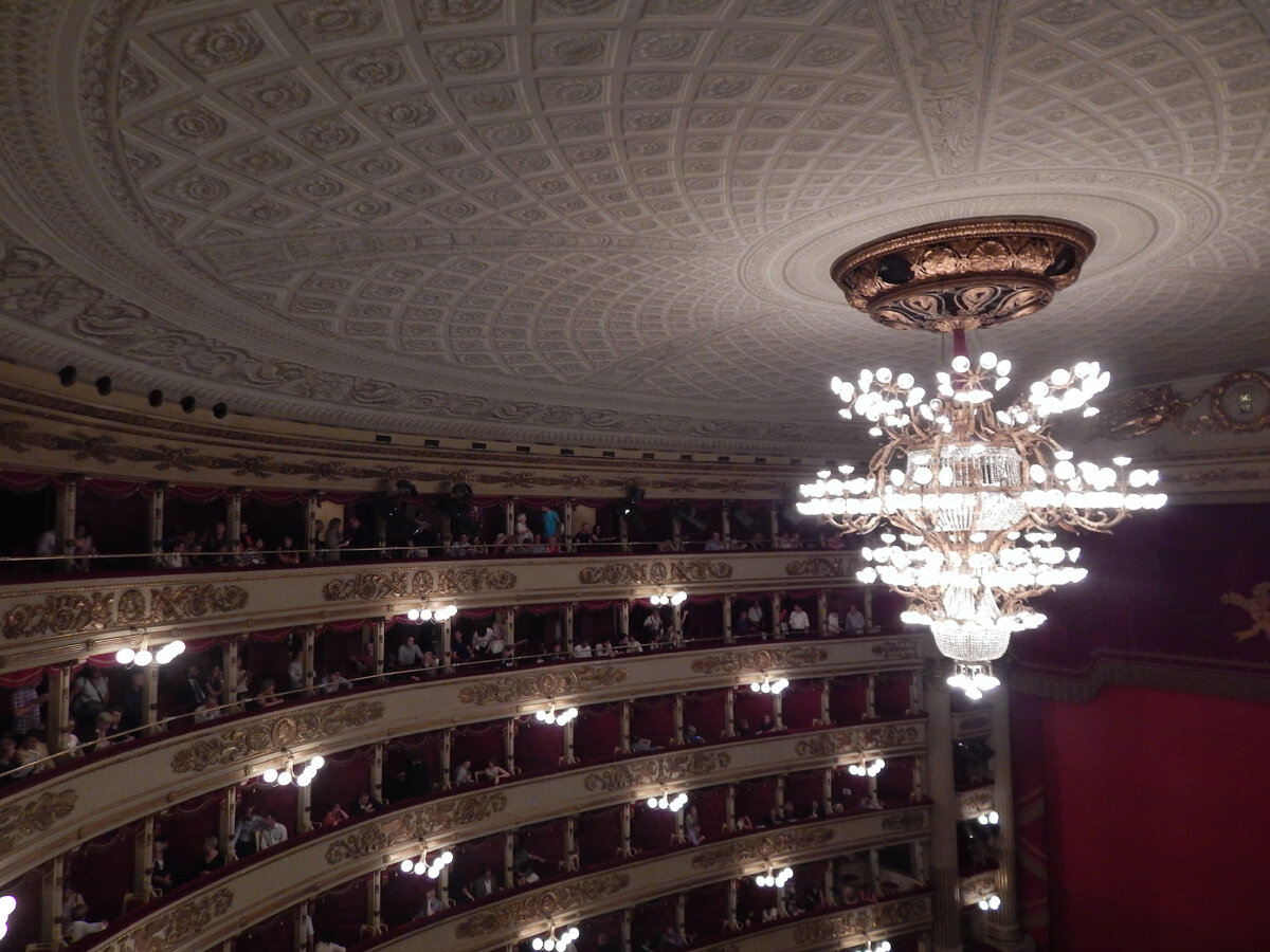Вид на зал Ла Скала с галёрки. 