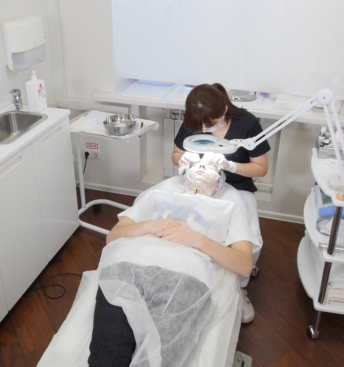 Процедура у врача-косметолога, дерматолога