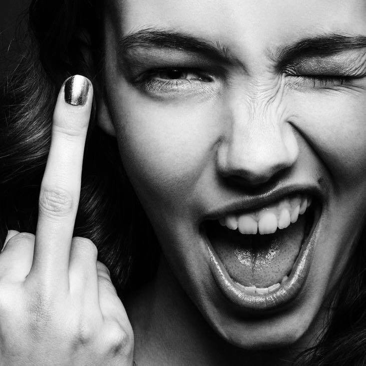 Когда женщина относится к себе слишком требовательно, жди беды. Она начинает думать, что она недостаточно умная, что у неё не слишком престижное образование, что она в чём-то не разбирается. Это всё нужно, даже необходимо. Поднимает самооценку, позволяет решать множество проблем. Но…