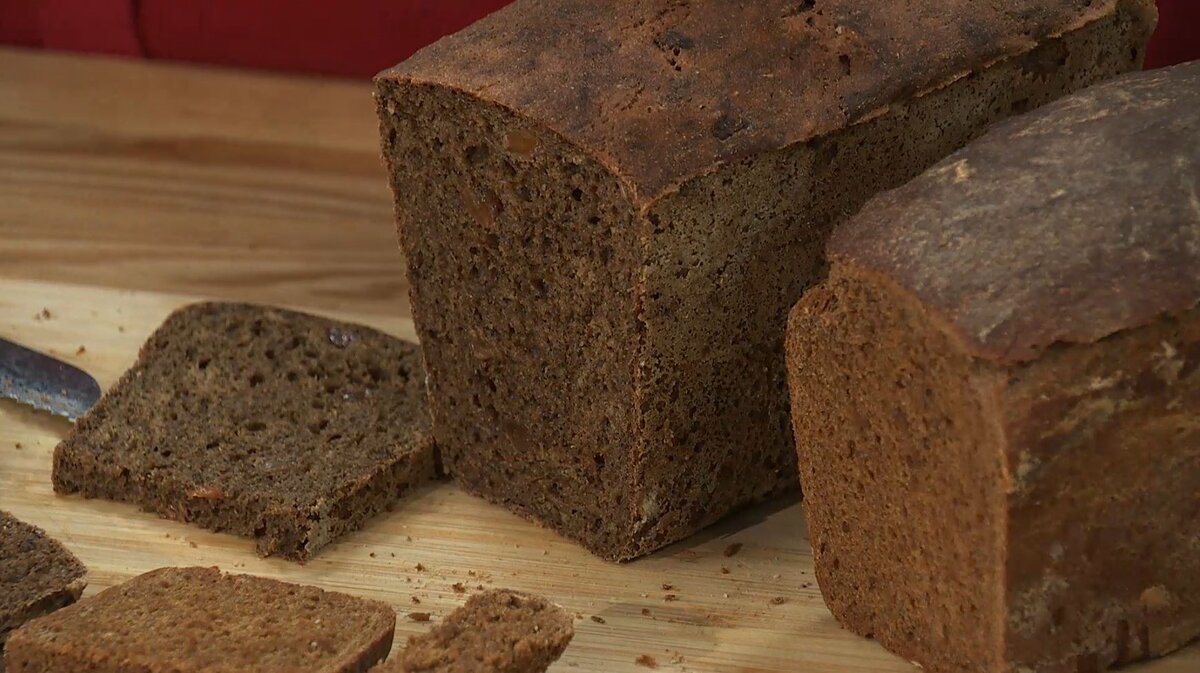 Бородинский хлеб на дрожжах в духовке. Хлеб тостовый солодовый. Черный хлеб классический. Карамельный Бородинский хлеб. Хлеб тостовый с семенами льна.
