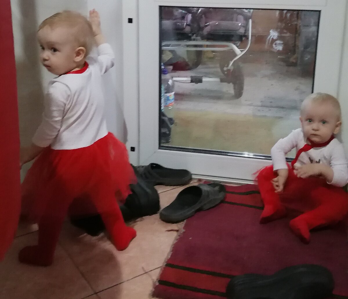 На посту перед дверями. В ожидании чуда😯😯