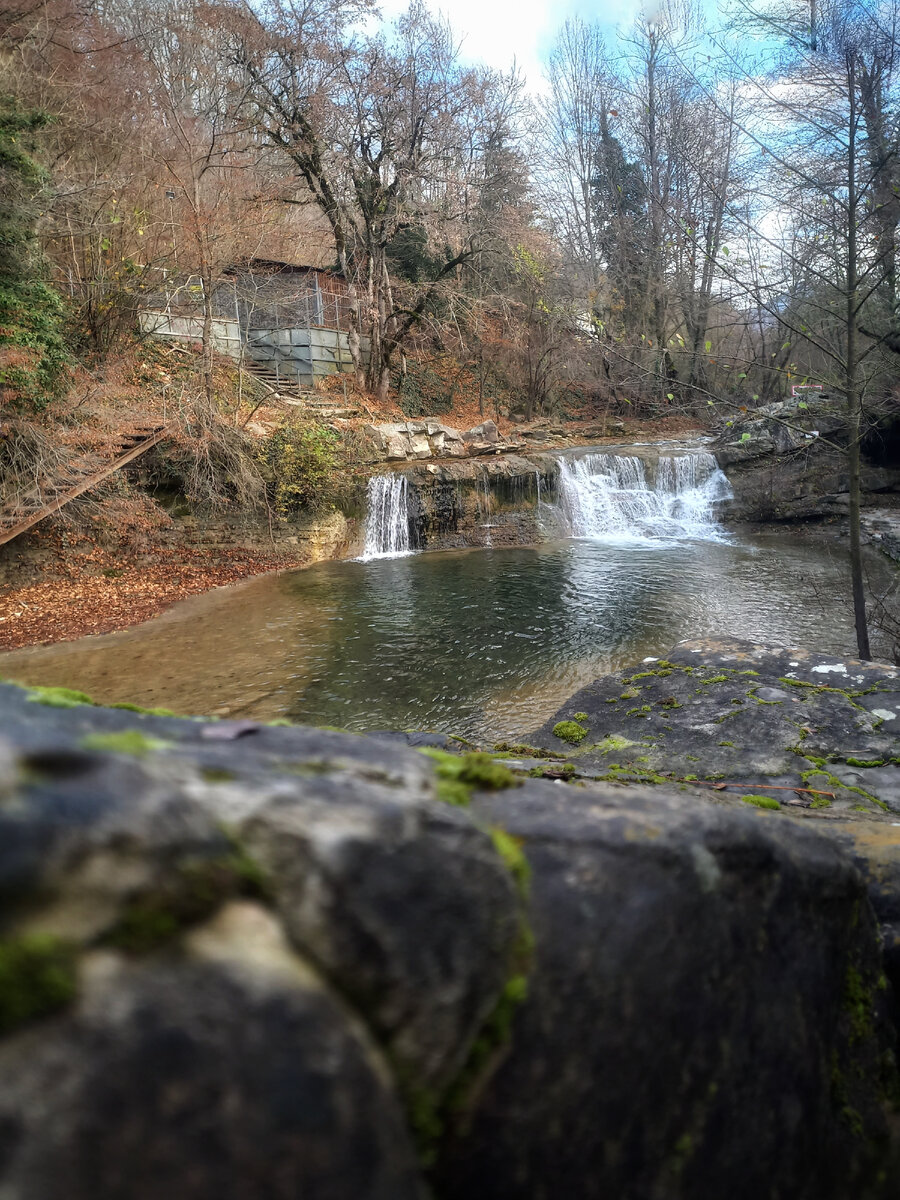Первый водопад который Вы встретите, если сверните с дороги и спуситесь вниз.