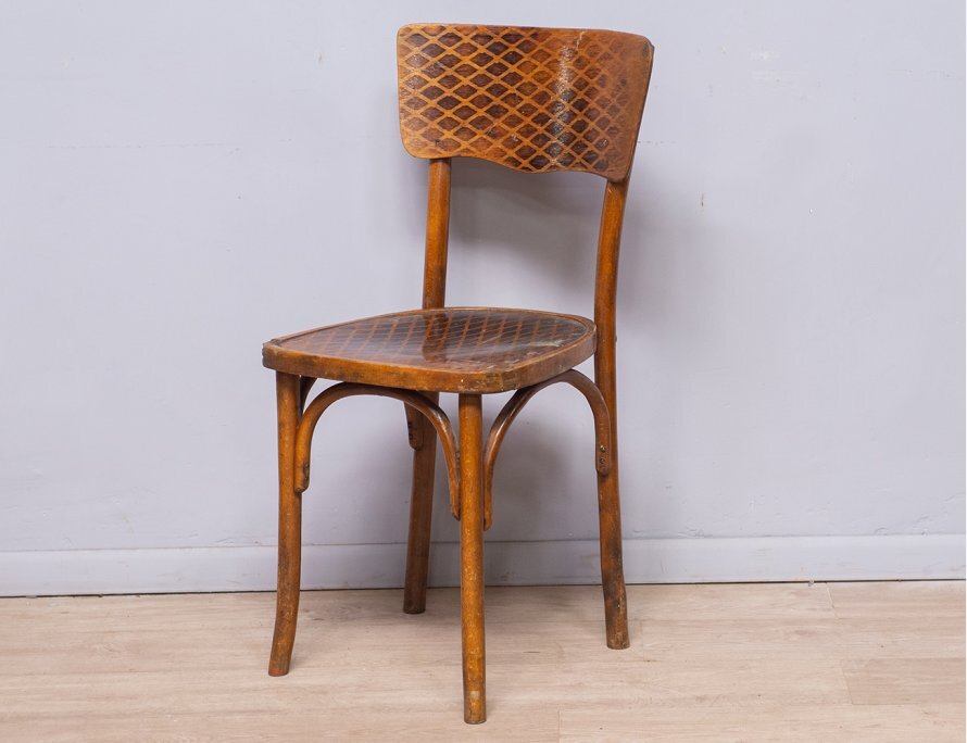 В качестве примера мебели с пиротипией - старинный венский стул с сайта Контора-К: https://kontora-k.ru/catalog/furniture/15732-starinnyj-venskij-stul К сожалению, из мебели фабрики Людвига в сети всего можно найти всего один шкаф, без пиротипии.