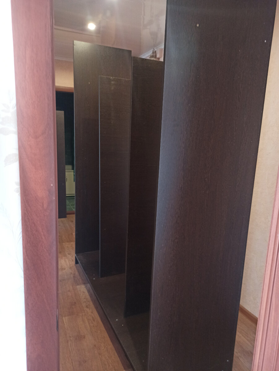 Прикручиваем вертикальные стойки к нижнему горизонту и цокольным планкам