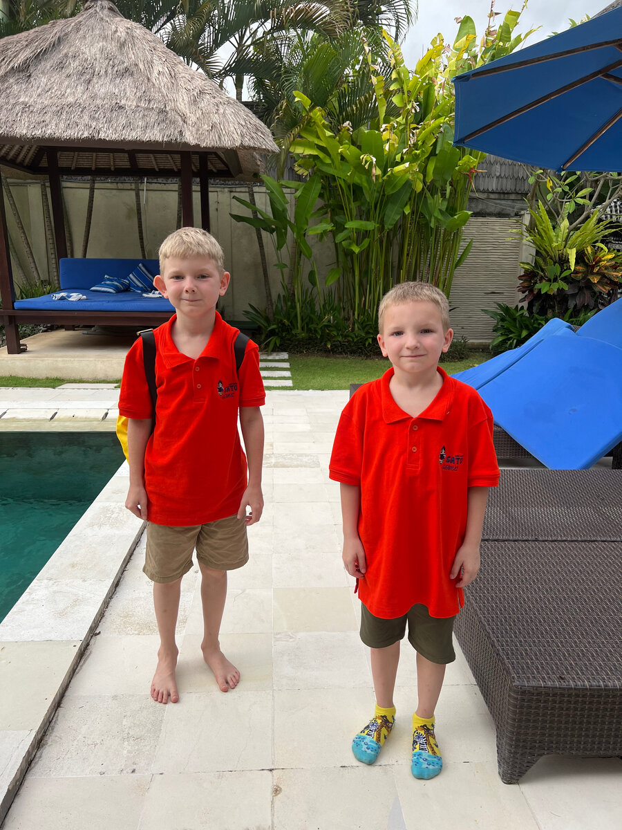 Дети после школы в форме