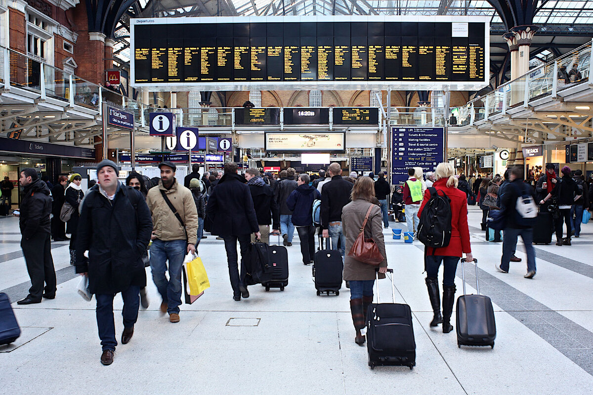 эмигранты за рубежом. эмигранты из россии. отток населения. люди уезжают. беженцы из мексики в сша.