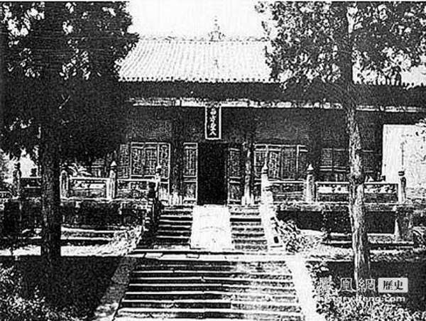 Зал Тысячи Будд храма Шаолинь в 1920-х годах.