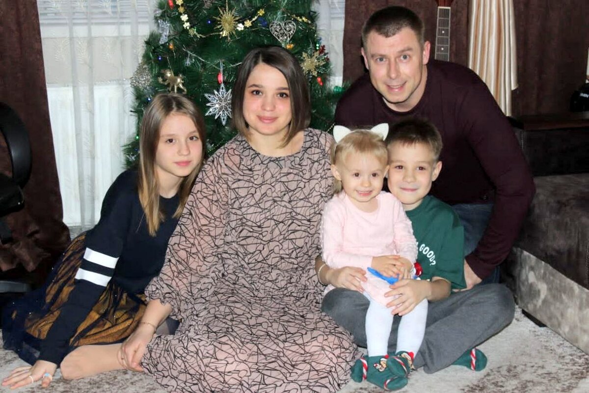 В семье Марины и Стаса прекрасные дети: Юлия, Кирилл и Маргарита. Детки окружены любовью родителей, заботой и вниманием.