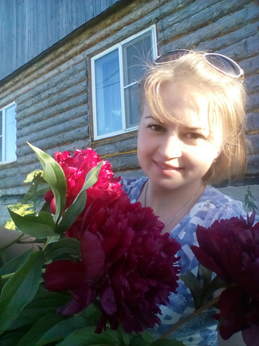 На вот эти пионы я глаз положила, нынче у свекрови их разделять буду