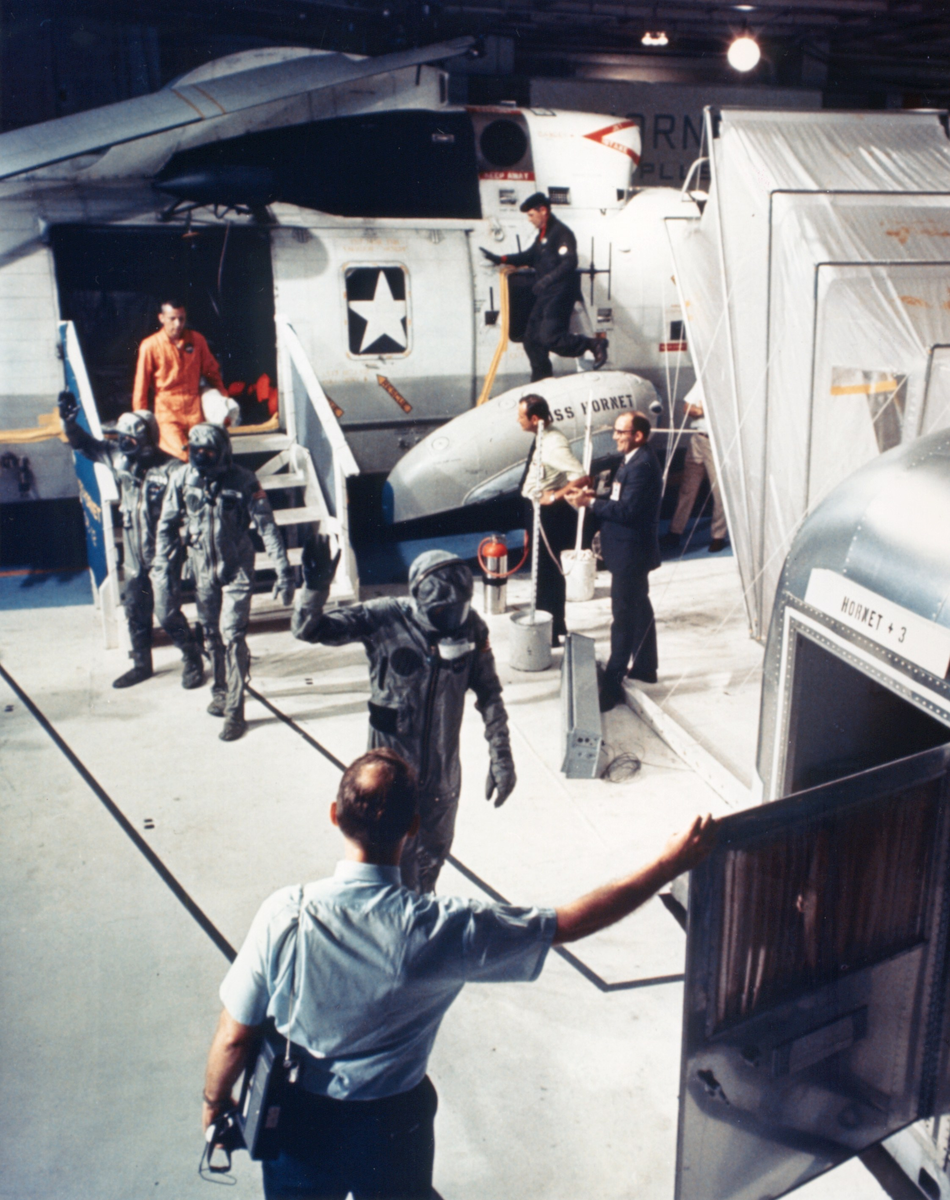 Американцы вернулись с Луны - https://history.nasa.gov/alsj/a11/ap11-S69-40753HR.jpg