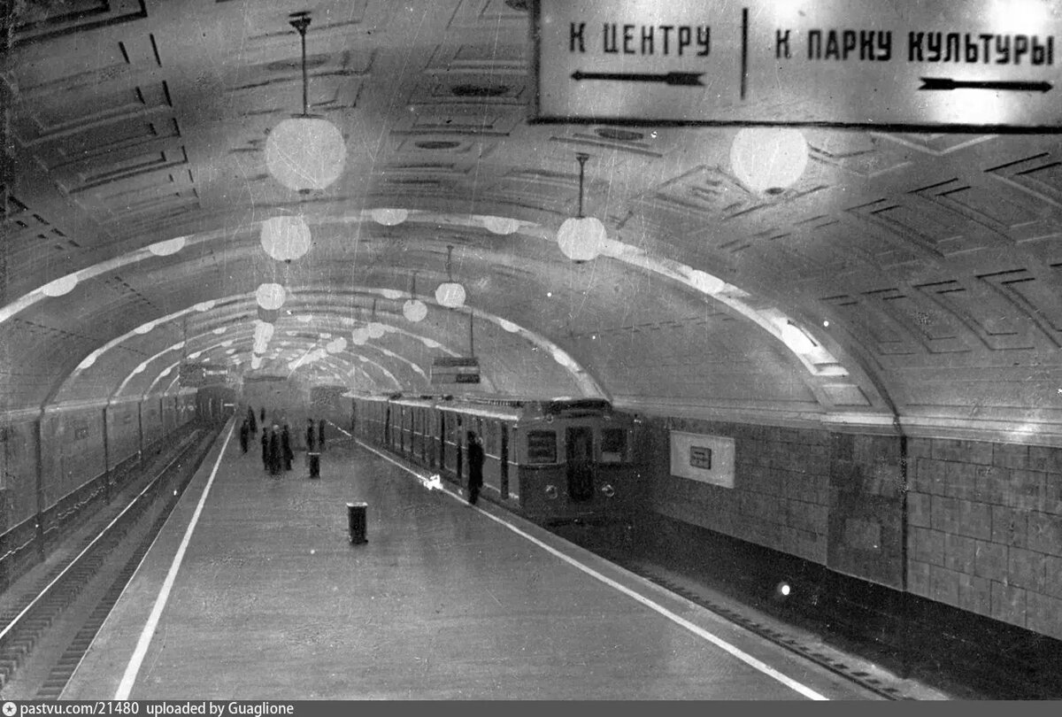 Станция "Библиотека ми. Ленина" в 1935 году. Такие фотографии породили легенду о том, что пол здесь изначально был паркетным. Однако ни в каких официальных источниках эта информация не упоминается. Да и качество снимка, если говорить честно, вызывает много вопросов. Например, кажется, что стены полностью отделали крупными кусками мрамора. Но на самом деле это керамическая плитка. Мрамор только там, где выпуклые тёмные участки. Фото с сайта www.pastvu.com.