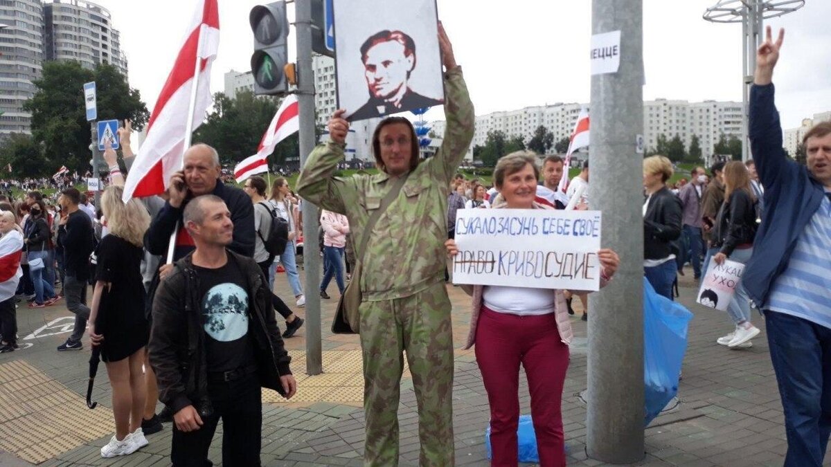 Портрет Калиновского на протестах против Лукашенко в Белоруссии 