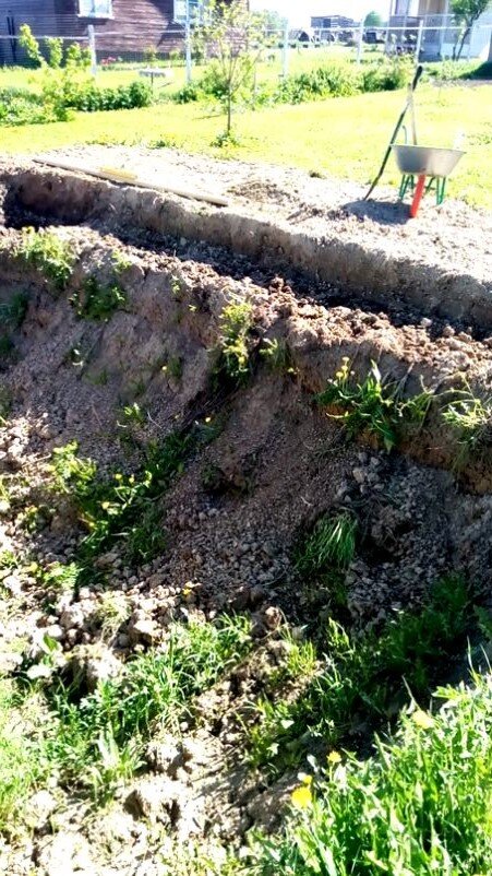 расчистка осыпавшейся ямы под пруд  (3 фото автора)