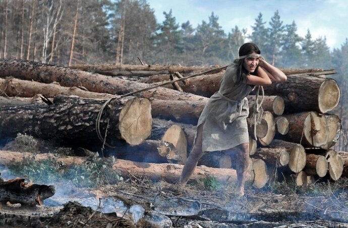 Фото баба с бревном